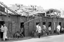 Image du Maroc Professionnelle de  Le premier quartier des coiffeurs se trouvait, dans les années 40, près du cinéma Atlas à Garage Allal, jadis ce ne sont que les Français et les Espagnols qui pratiquaient le métier. Dans ce vieux quartier rue surnommé « zankat Marco » accolée à la voie ferrée. Dans une rangée de baraques d’un temps passé, dans ces échoppes de fortune certains coiffeurs pratiquent aussi la "la hajjamia" (la saignée), cette pratique qui résiste, perdure dans nos villages et même nos villes, dont l'usage est très ancien, on en trouve trace dès le V siècle avant J.-C. Samedi 20 Mai 1989. (Photo / Abdeljalil Bounhar)  